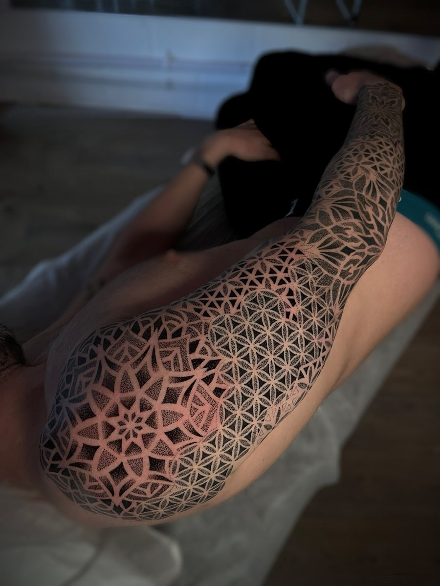 In progress with Dan @pountney38
For appointments/enquiries: please head to: deitytattoo.com thanks so much ♥️
#tattooedpeople #dotworktattoo #mandalas #geometrictattoo #mandalatattoo #fullsleevetattoo #blackworkers #dotwork #deitytattoo #londontattoo #londontattooartist