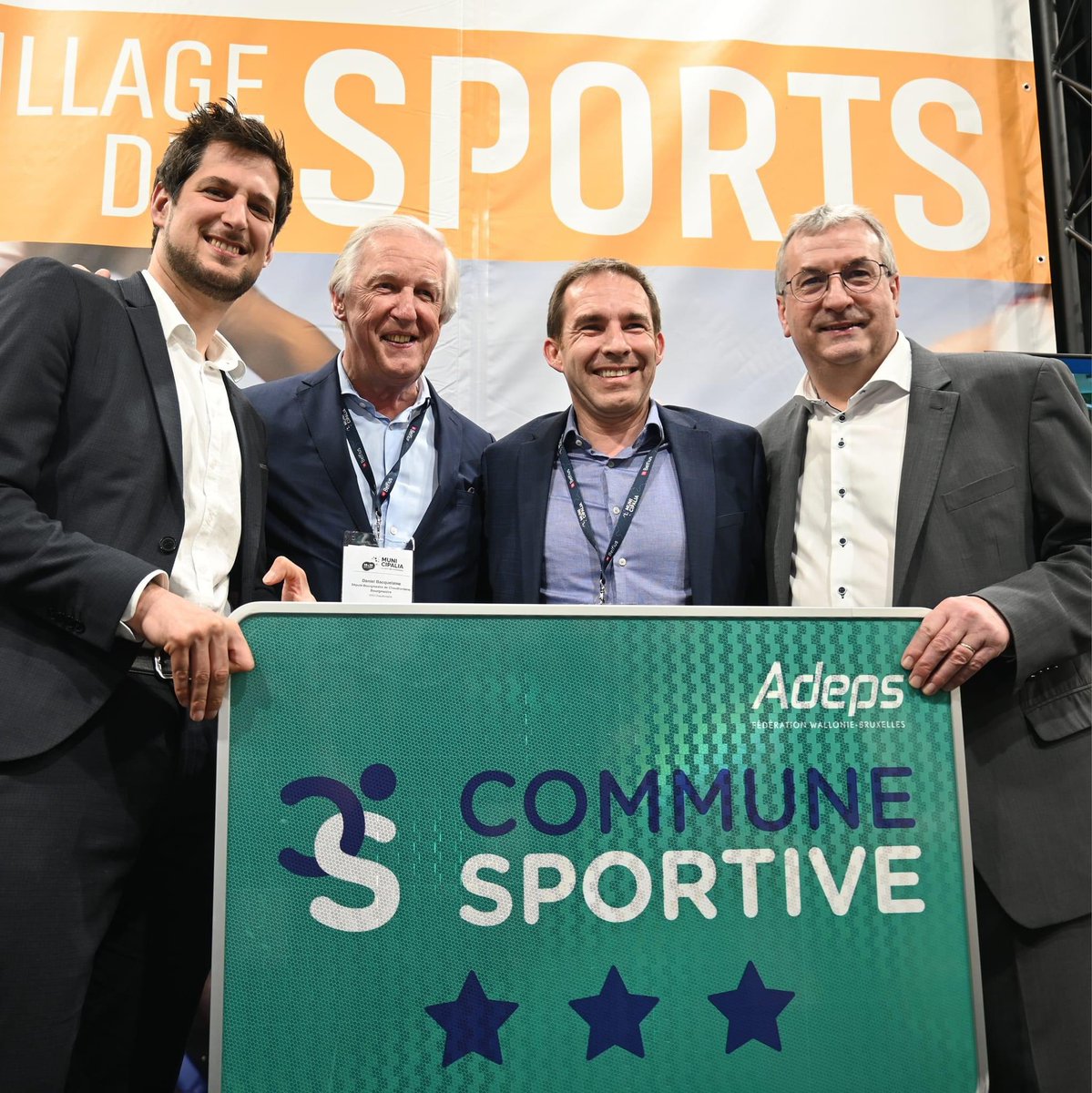 DanBacquelaine's tweet photo. #Chaudfontaine a reçu les 3 étoiles « Label #Adeps Commune Sportive » lors du salon #Municipalia . 
Belle reconnaissance de l’action des dirigeants et bénévoles des clubs de Chaudfontaine ainsi que de notre Echevine des #Sports Anne Thans. https://t.co/KFimwhVooz