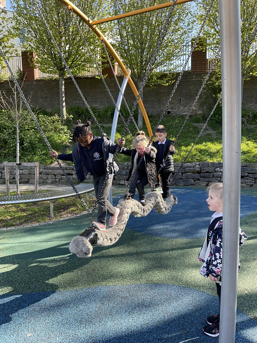 Holtonprimary's tweet photo. Miss Perksβ family group have been finding things that move in Central Park and wondering whether they need to be pulled, pushed, twisted or spun. #HPSRec #HPSSciTech https://t.co/J9IUav4e3C