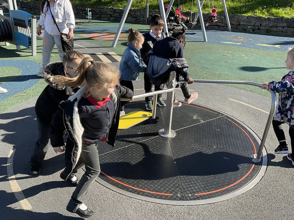 Holtonprimary's tweet photo. Miss Perksβ family group have been finding things that move in Central Park and wondering whether they need to be pulled, pushed, twisted or spun. #HPSRec #HPSSciTech https://t.co/J9IUav4e3C
