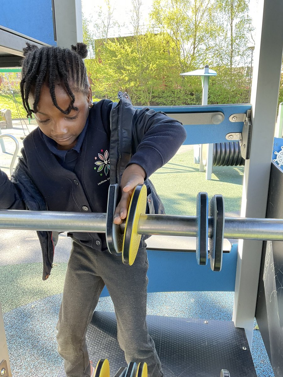Holtonprimary's tweet photo. Miss Perksβ family group have been finding things that move in Central Park and wondering whether they need to be pulled, pushed, twisted or spun. #HPSRec #HPSSciTech https://t.co/J9IUav4e3C