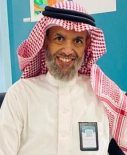 saud_abdulghani's tweet photo. أ.خالد بن عبدالستار عطا الله رحمه الله، ولد ونشأ في المدينة بحي المشرفية ثم انتقل للعزيزية، درس بالمدينة جميع مراحل التعليم العام، ثم حصل على  بكالوريوس الدعوة من جامعة الامام محمد بن سعود الاسلامية، شارك كمتطوع في حرب الخليج الثانية، عمل في مدارس المنارات الأهلية، و متوسطة ابو بكر الصديق رضي الله عنه، تدرج في العمل التعليمي كمعلم الى أن وصل إلى مرشد طلابي، متزوج وله ابن هو: سليمان يدرس الطب وفقه الله، كان محبا للعلم باحثا في اصول الدين والفقه ودعوة الجاليات، واصل للرحم لجميع اقربائه، محسن للضعفاء والفقراء كافلا للأيتام وطلاب العلم،  متخصص في الأمور الاسرية والزوجية، جامع وكاتب ومنقح للكتب الاسلامية للشيخ محمد ابن عثيمين، والشيخ عبدالعزيز بن باز رحمهما الله، والشيخ سعد الشثري، كان رجلا فاضلا هادئا محبوبا بسيطا يحب المزاح الجميل حافظا للأسرار، توفي بالمدينة ودفن بها (المصدر ابن أخيه أ.هتان حسن عطا الله حفظه الله).