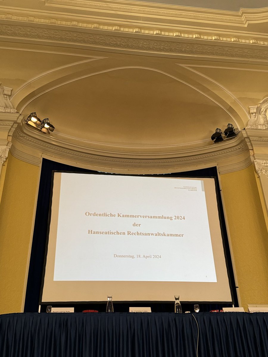 Früher habe ich hier f.d. jur. #Staatsexamen beim #Repetitor gebüffelt, heute vor der #Rechtsanwaltskammer zum Thema „Wieviel ist uns der Rechtsstaat wert?“ gesprochen. 2019 = 601 Mio.€ Aufwendungen Justizhaushalt; 2024 = 704 Mio.€ - Wir investieren in eine starke #Justiz 💪!