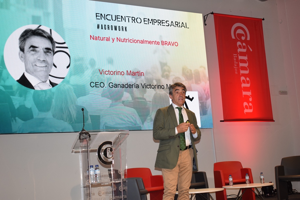 CamaradeBadajoz's tweet photo. 🔝🔝 Interesantes ponencias durante el encuentro #Agrowork al que han asistido más de 50 empresas presenciales junto a la retransmisión online. En concreto, Victorino Martín nos cuenta su apuesta por la innovación en un sector más tradicional como es la ganadería.
#Galper https://t.co/gXup76ctDc