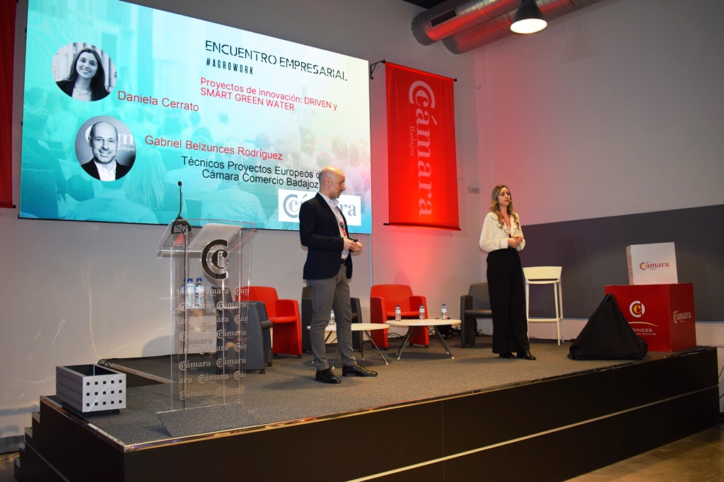 CamaradeBadajoz's tweet photo. 🔝🔝 Interesantes ponencias durante el encuentro #Agrowork al que han asistido más de 50 empresas presenciales junto a la retransmisión online. En concreto, Victorino Martín nos cuenta su apuesta por la innovación en un sector más tradicional como es la ganadería.
#Galper https://t.co/gXup76ctDc
