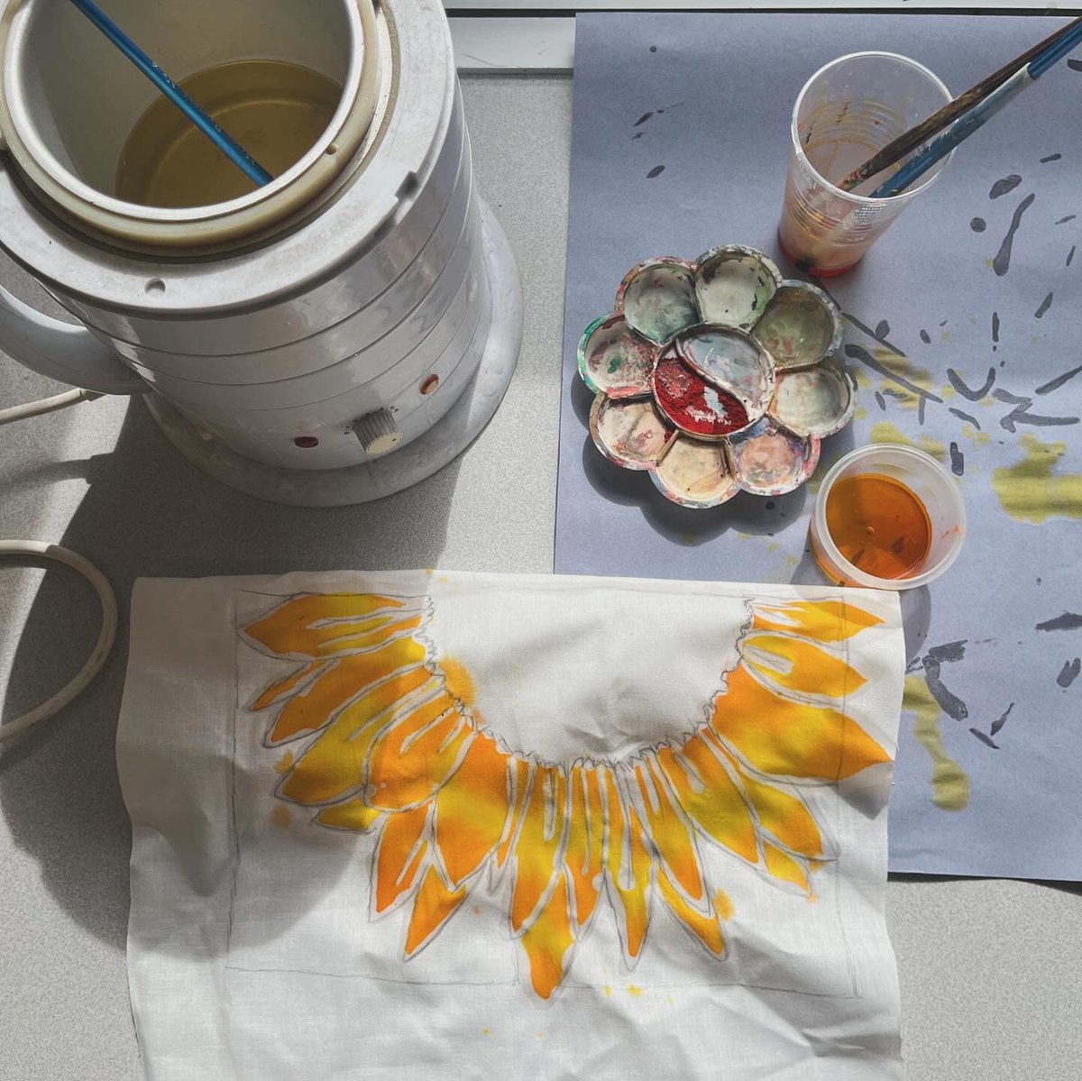 EccoArtPhotoDep's tweet photo. Trying out Batik in the sun today! Lovely work! #Art #Batik #Textiles 🌻 🖼️ https://t.co/7WHvr91BBt