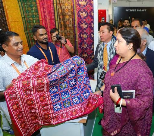 - भाईसाब यह सूट कितने का है ??
- एक दाम 400 रुपए । 

- 400 तो बहुत ज़्यादा हैं । 
- मैडम सूट तो देखिए , टिकाऊ सूट है । 

- पिछली बार लिया था 300 का , बिलकुल नहीं चला । 
- आप 300 ही दे दीजिए । 

- पिछली बार लूट लिया था आपने , अब नहीं । 
- कितना देना है , आप बताओ । 

- भैया बस 100