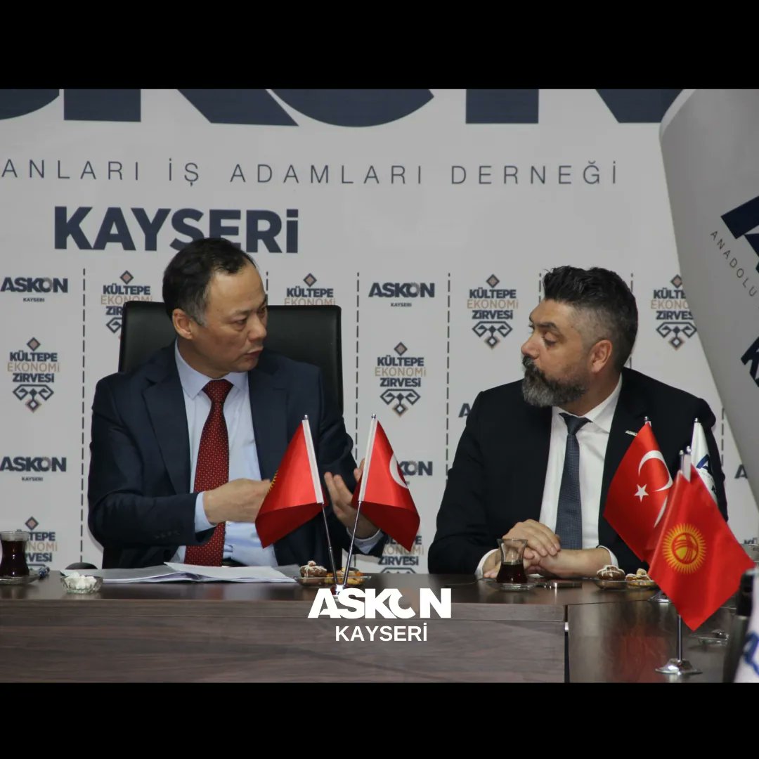 Kırgız Cumhuriyeti Büyükelçisi Ruslan Kazakbaev Bey ve heyetini ASKON Kayseri dernek merkezimizde ağırladık.

Toplantıda iki ülke arasındaki ekonomik ilişkiler ve sivil toplumun önemi hakkında konuşmalar gerçekleştirildi.