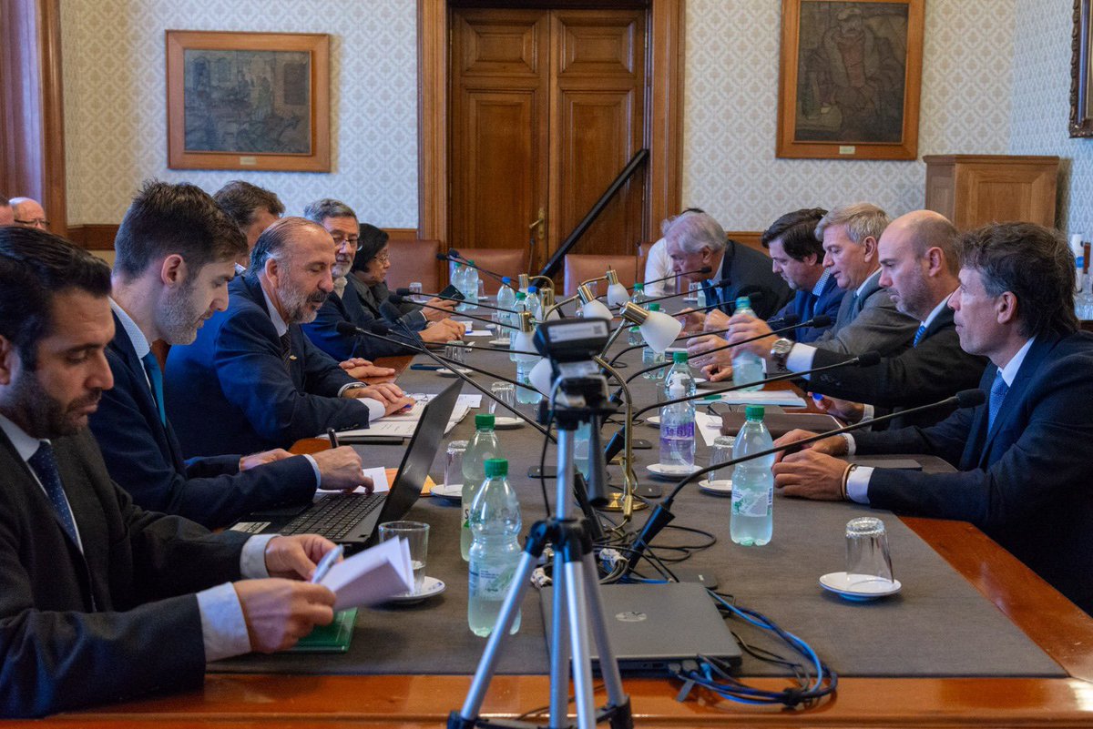 El Secretario <a href="/Sebabauza61/">Sebastián Bauzá</a> junto al Gerente Nacional <a href="/gerlorente/">Gerardo Lorente</a> y Autoridades de la <a href="/AUFOficial/">AUF</a> fueron recibidos en la Comisión de Deporte de la Cámara de Senadores a fin de explicar todo lo que se ha trabajado en la erradicación de la violencia en el deporte.