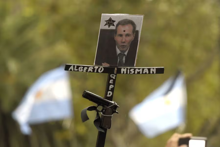 latercera's tweet photo. 🔴 #LaTerceraPM | El día en que el fiscal Nisman alertó de la presencia de Hezbolá en Chile
https://t.co/WYuRaKfV9a https://t.co/uDhIch7UkF