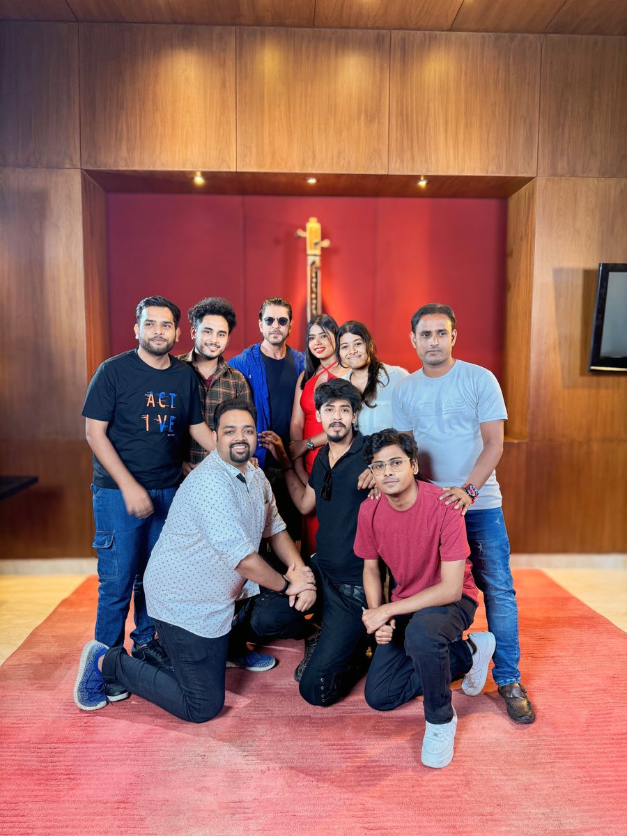 easylife711's tweet photo. If i had an option,I would relive yesterday again n again❤️still processing this moment🥹Thank you @iamsrk for everything🙏🏻Thank you @pooja_dadlani ma’am,@BilalS158 sir,#RaviSir for helping fans in everyway🙏🏻Thanks to @SRKRoyalsHowrah 🙏🏻Thanks to @Srk_bangalore trusting us🙏🏻 https://t.co/LMMT0OQkes