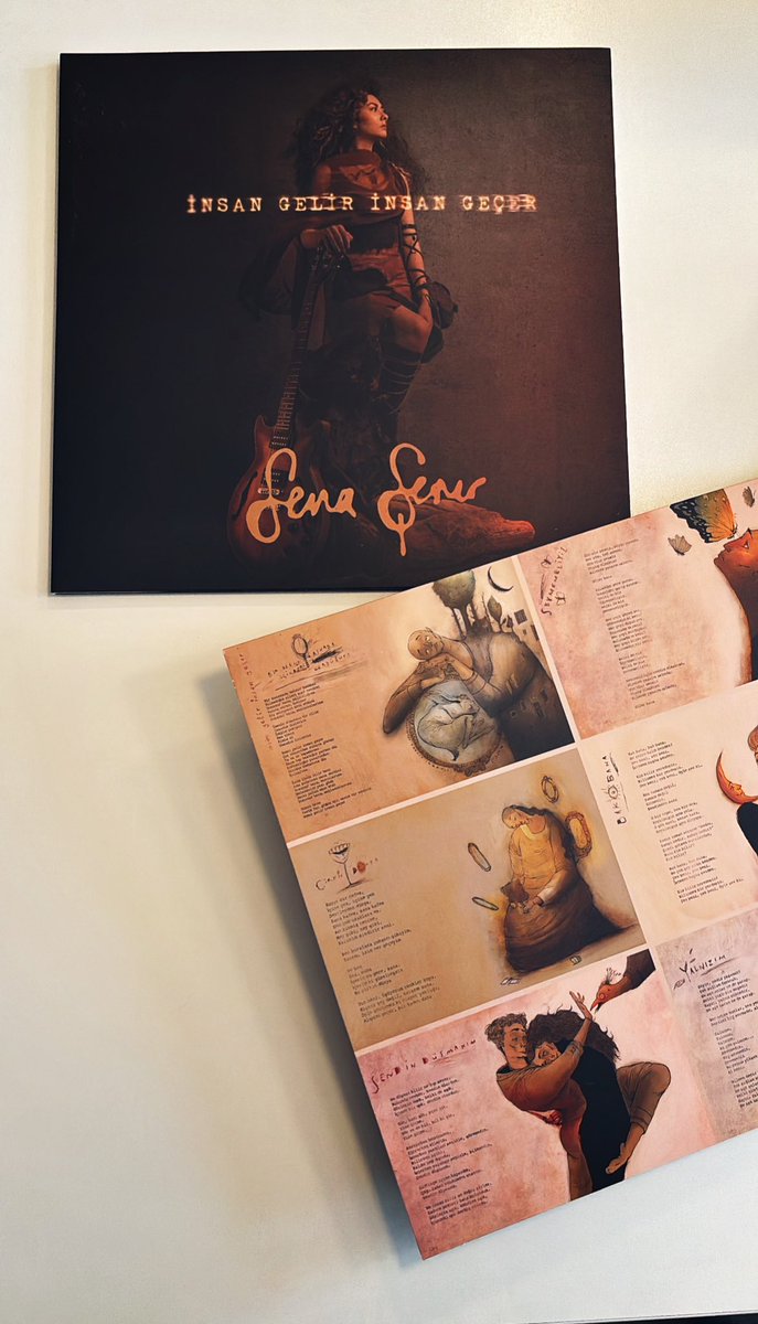 "İnsan Gelir İnsan Geçer" albümümü 6. yılında plak formatında da dinleyebiliyorsunuz. Albümdeki
şarkıları yıllar içinde binlerce kez sahnede çaldıktan sonra en
yalın haliyle dinlemek, beni kendi ömrümde bir zaman yolculuguna çıkardı. Çizimler: <a href="/kaanbagci/">Kaan Bağcı</a> 🖤🦇