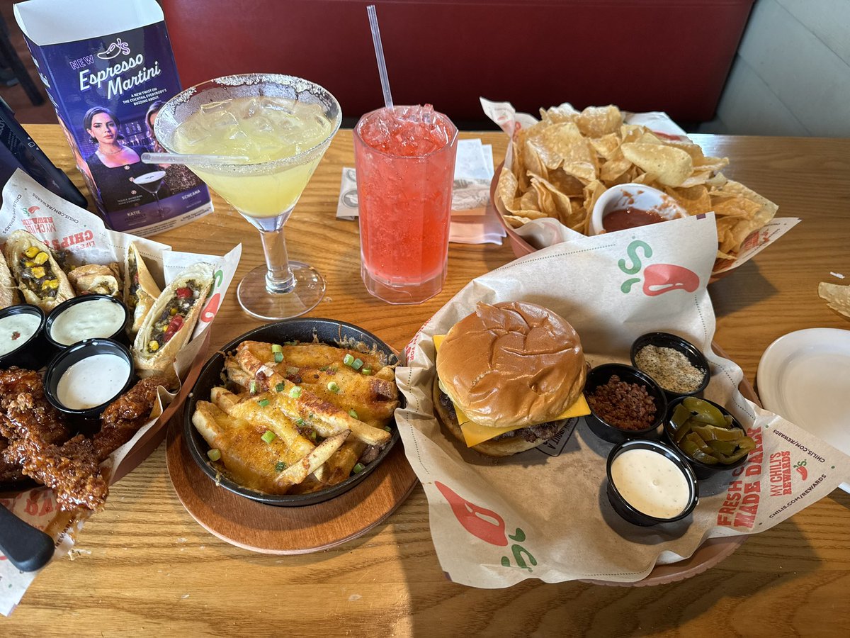 shes_rADIAnt's tweet image. I don’t go to Chili’s to play around. I go to Chili’s to be better than everyone else.