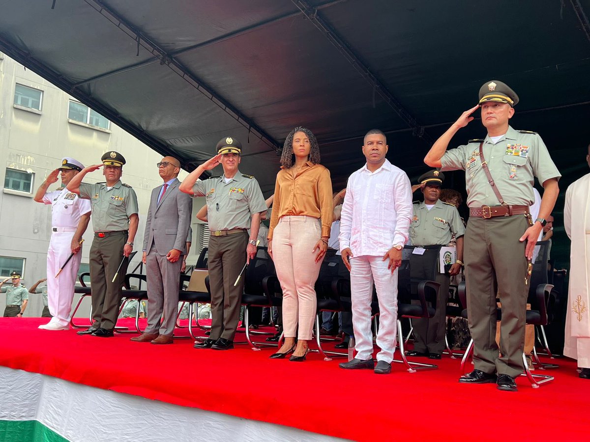 En compañía del Presidente de la Corte Suprema de Justicia, la Gobernadora de Chocó, el Alcalde de Quibdó y altos mandos militares presidimos la transmisión de mando del Departamento de Policía Chocó.