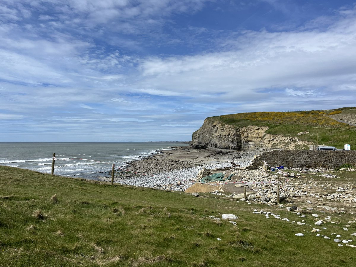 Why do people keep finding bones at Dunraven Bay? Lovely to spend the morning in my neck of the woods chatting to @Gle4R about the history hiding in these shores. More on Wales Today on BBC 1 and iPlayer 🏝️ 🦴