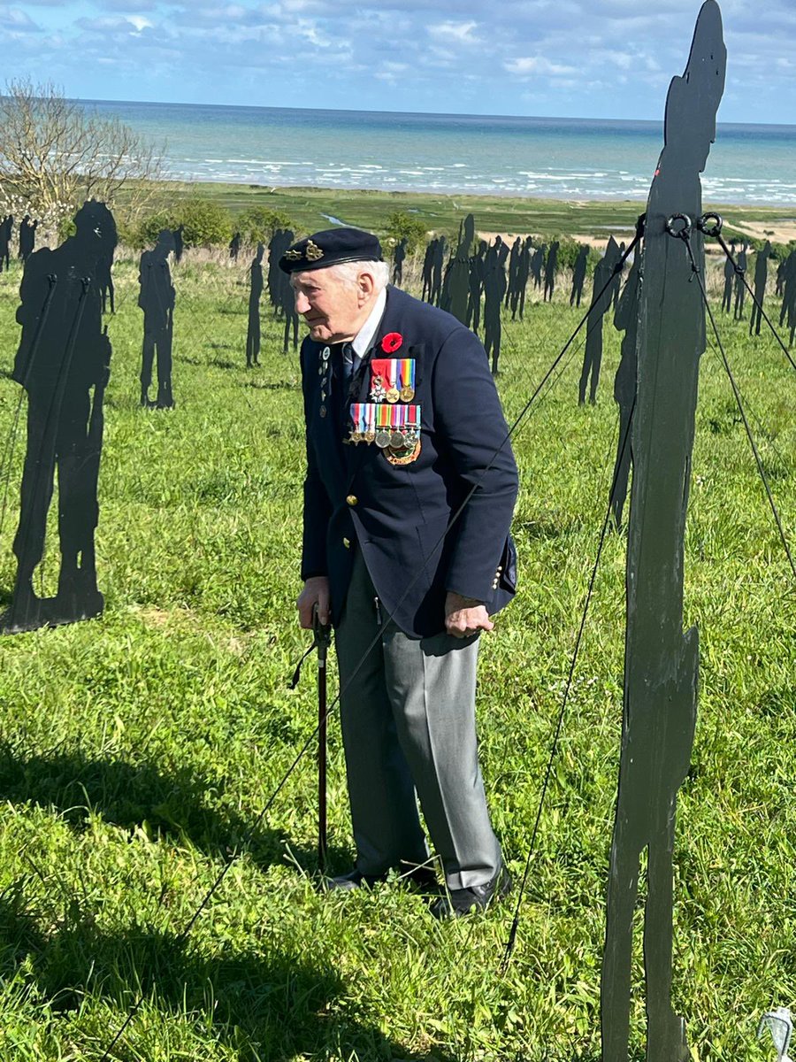 Lovely picture of WWII veteran Mervyn KERSH who is currently filming with @BBCNewsround in Normandy. Thanks to his daughter Lynne for sharing it.