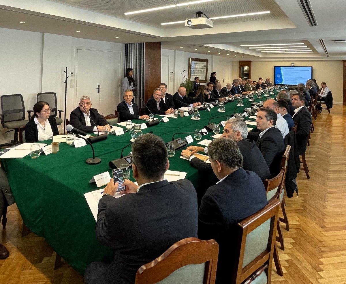 AgroindArg's tweet photo. 📢🆕El @AgroindArg lleva a cabo su reunión Plenaria en la @Bolsadecereales con la participación de cámaras y entidades miembros de las cadenas productivas del país. https://t.co/Hc3K3LpGli