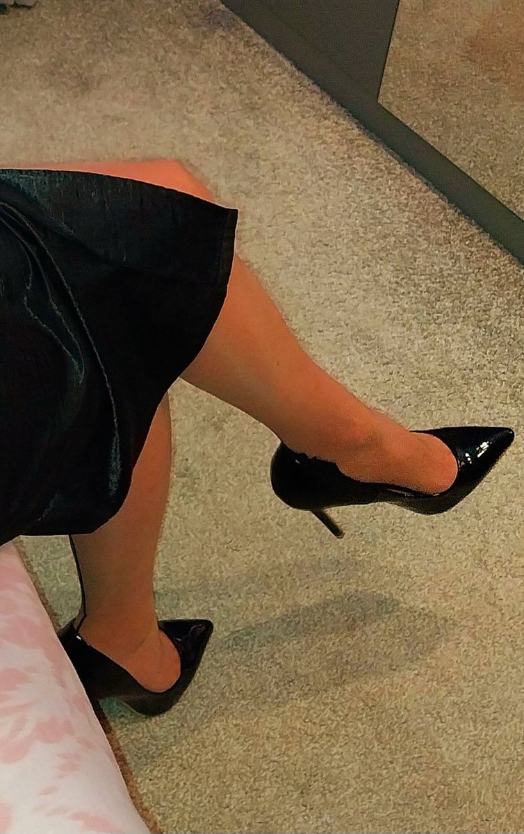 NylonLibrarian's tweet photo. Heading out to meet hubby for drinks, I think he'll be happy to see me, what would you be wearing to join us ?
#nylons #stockings #seamedstockings #stockinglegs #highheels #theTease #satinskirt https://t.co/6aIIuXW920