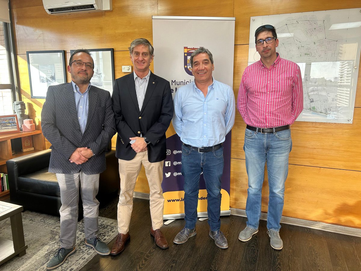 El Superintendente del CBS, Pablo Cortés de Solminihac, se reunió ayer con el Alcalde @Muni_Indep, Gonzalo @Duranbaronti, junto al Director y Capitán @Bomba22cl, Héctor Hernández González y Óscar Bahamondes Rengifo, para tratar temas de interes institucional.
#BomberosSantiago