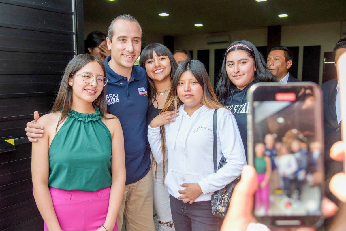 marioriestra's tweet photo. Me entusiasma el interés de las y los jóvenes por reflexionar sobre #Puebla. 

Siempre estaré dispuesto al diálogo en las instituciones educativas porque son un excelente espacio para enriquecer las ideas. 

Gracias CEUNI por la invitación.

#ContigoVieneLoMejor https://t.co/c2PJFyLpwf