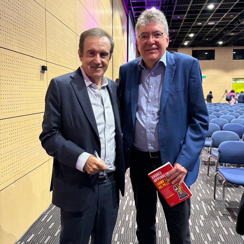 Hoy estuve conversando con @oppenheimera sobre su libro ¡Cómo salir del pozo! Las nuevas estrategias de los países, las empresas y las personas que buscan la felicidad. Colombia lleva 4 años consecutivos perdiendo posiciones en el ranking mundial de satisfacción de vida. Pasamos