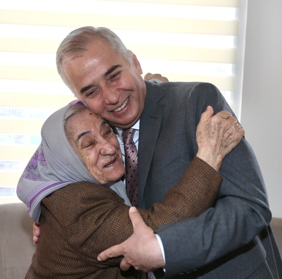 Cennet bahçelerinin gülleri yüzünüze, bülbüllerin nameleri dilinize, Allah'ın sevgisi gönlünüze ve bu güzel günün bereketi üzerinize olsun. Cumamız mübarek olsun.