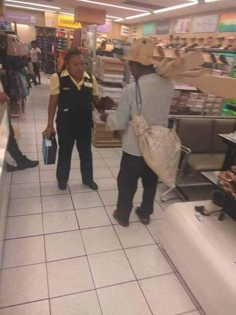rogeliomtz75's tweet photo. Un señor de bajos recursos entró a una tienda, preguntando:  ¿Regalan zapatos usados?

La empleada de la tienda al percatarse le compró los zapatos nuevos a esta persona.

Más personas como Michelle. 👏👏👏👏👏 https://t.co/45b7WAsPNp