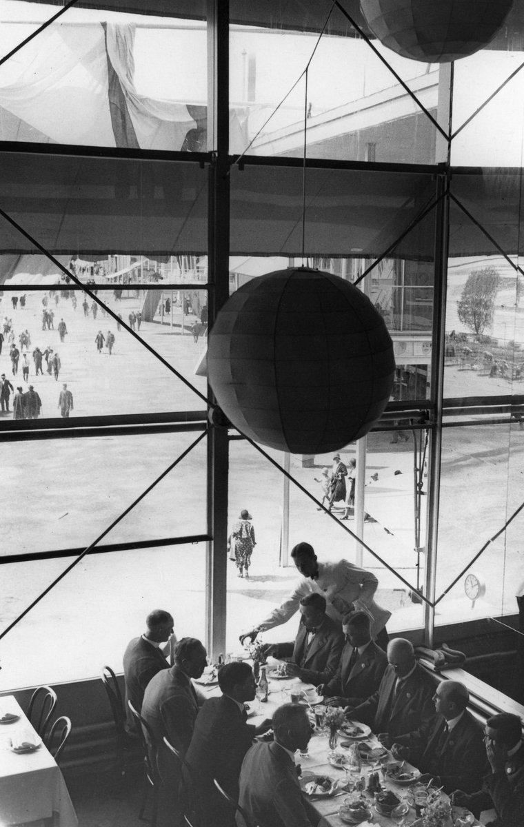Lleugeresa, plans, esbeltesa, llums i ombres…  Espectacular la tensió generada pel voladís 

🔸Exposició d’Stockholm (1930)
:::: Gunnar Asplund

#JuevesDeArquitectura #Arquitectura #Architecture #design #pavillion