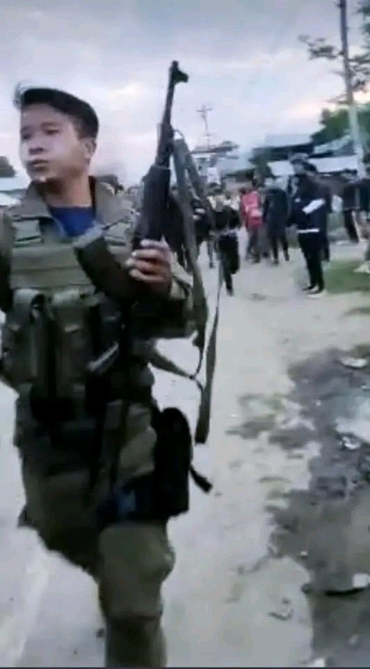 🚨Day 347 of #ManipurViolence, still waiting for these AK47 wielding “peaceful” protesters to be arrested!
Continuing @ThemReview1 post #Manipur
Will @manipur_police act the same way they put efforts to arrest those m*lesters?
#SaveMeitei
#SaveManipur
#TerminateSoO