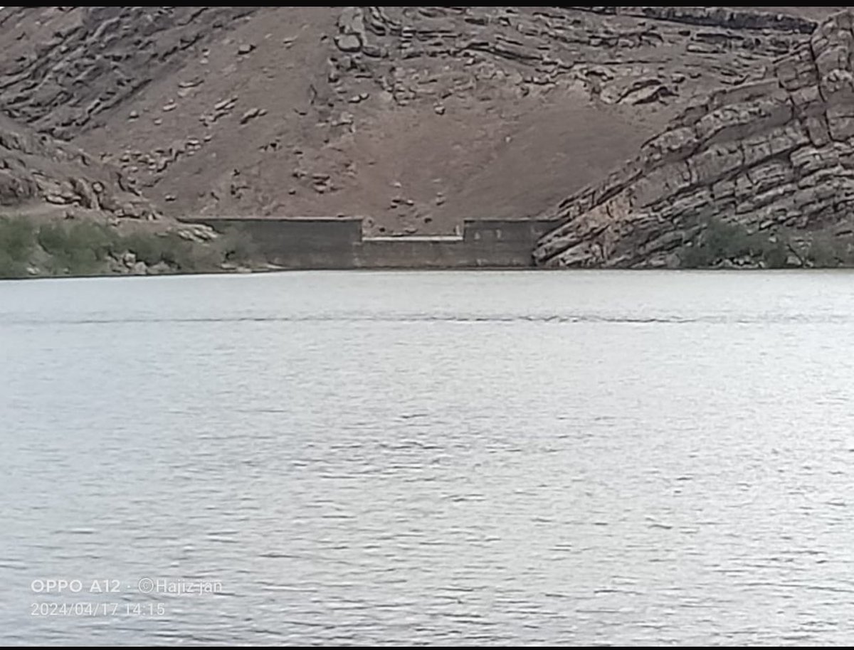 Chagai Flood Update Gatamon gravity dam Chagai. First time filled with flood water upto 41 ft . About 10000 acre feet. @PakSarfrazbugti @dpr_gob