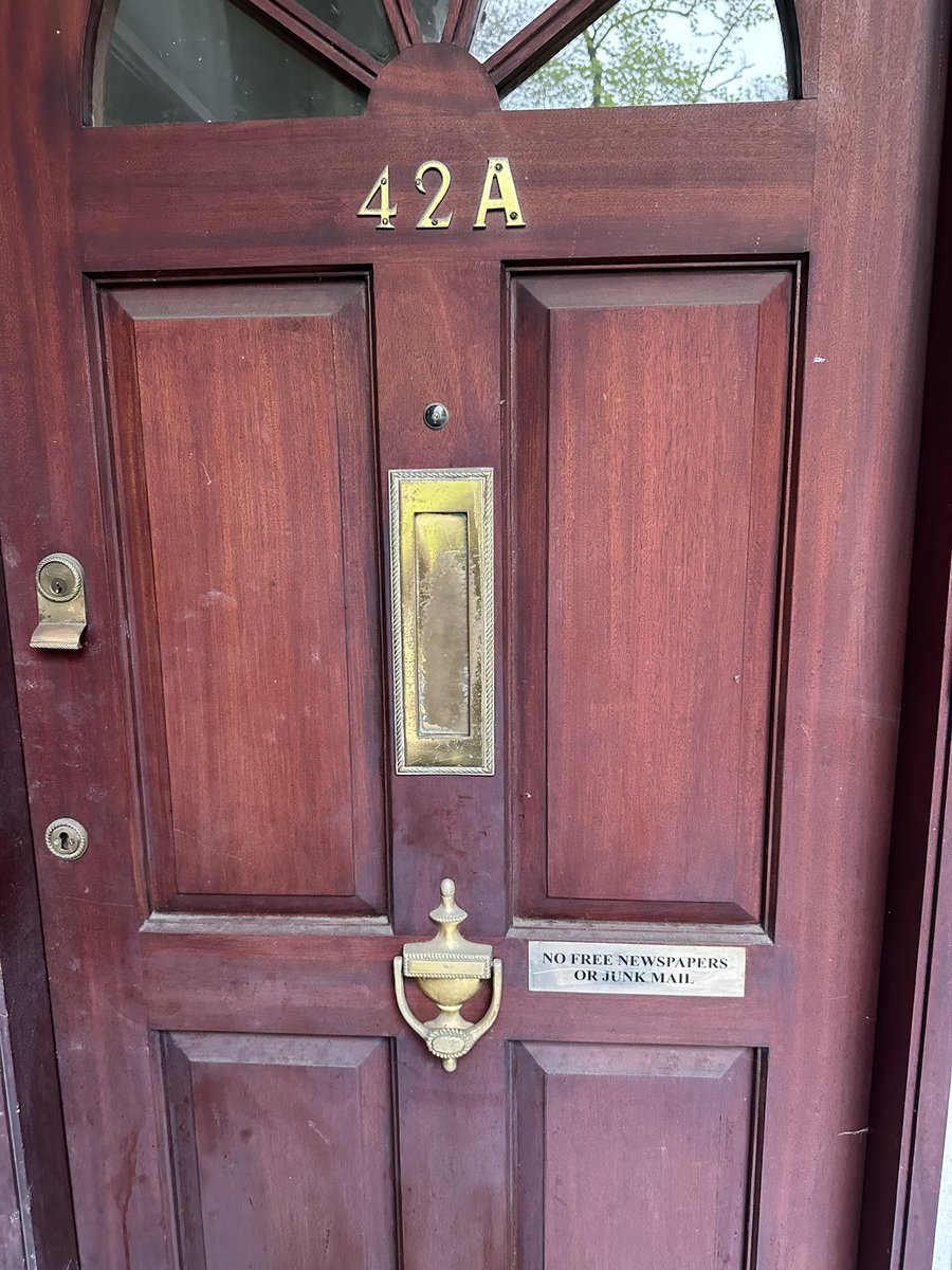 globesy's tweet photo. @evridelivery please can you explain why my parcel for number 44a has been posted here? https://t.co/SDm5QoiE7U
