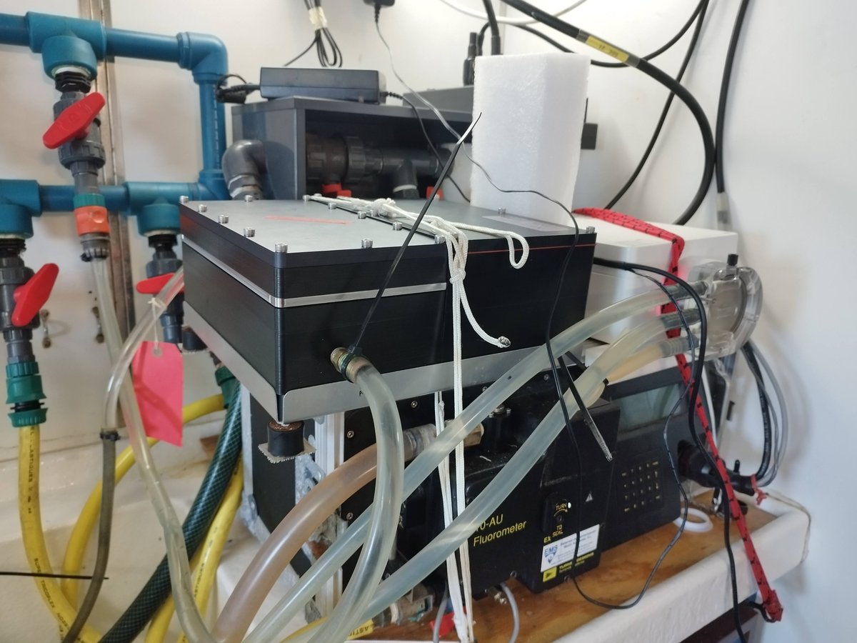 MartaAlvarezRo5's tweet photo. Today #INOCENlab was on fire...!! pH and O2 samples from Radial Vigo safely arrived (thanks @Correos !!) .. to be inmediately measured by gorgeous lab technician @RubenAcerbi and student Lorea Tellaeche! .. data to assess Global Change impact on coastal areas, #EEMM @mitecogob https://t.co/0XHlk0RrKk