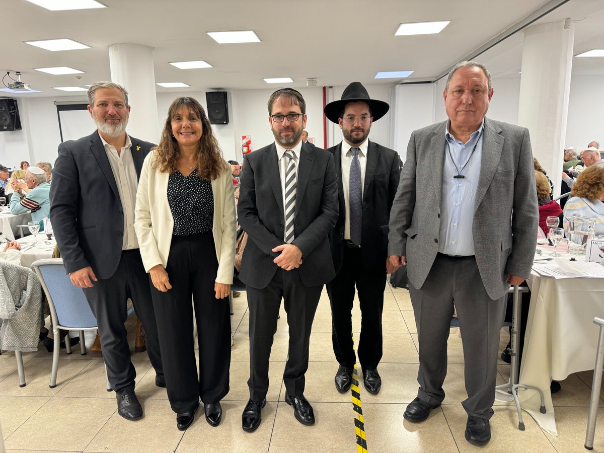 InfoAMIA's tweet photo. Cerca de 300 asistentes a nuestro "Centro de Atención Integral para Personas Mayores", participaron del Seder de Pesaj, a pocos días de celebrarse esta importante festividad. Juntos, disfrutaron en unión y alegría de los valores y costumbres de estos días especiales.