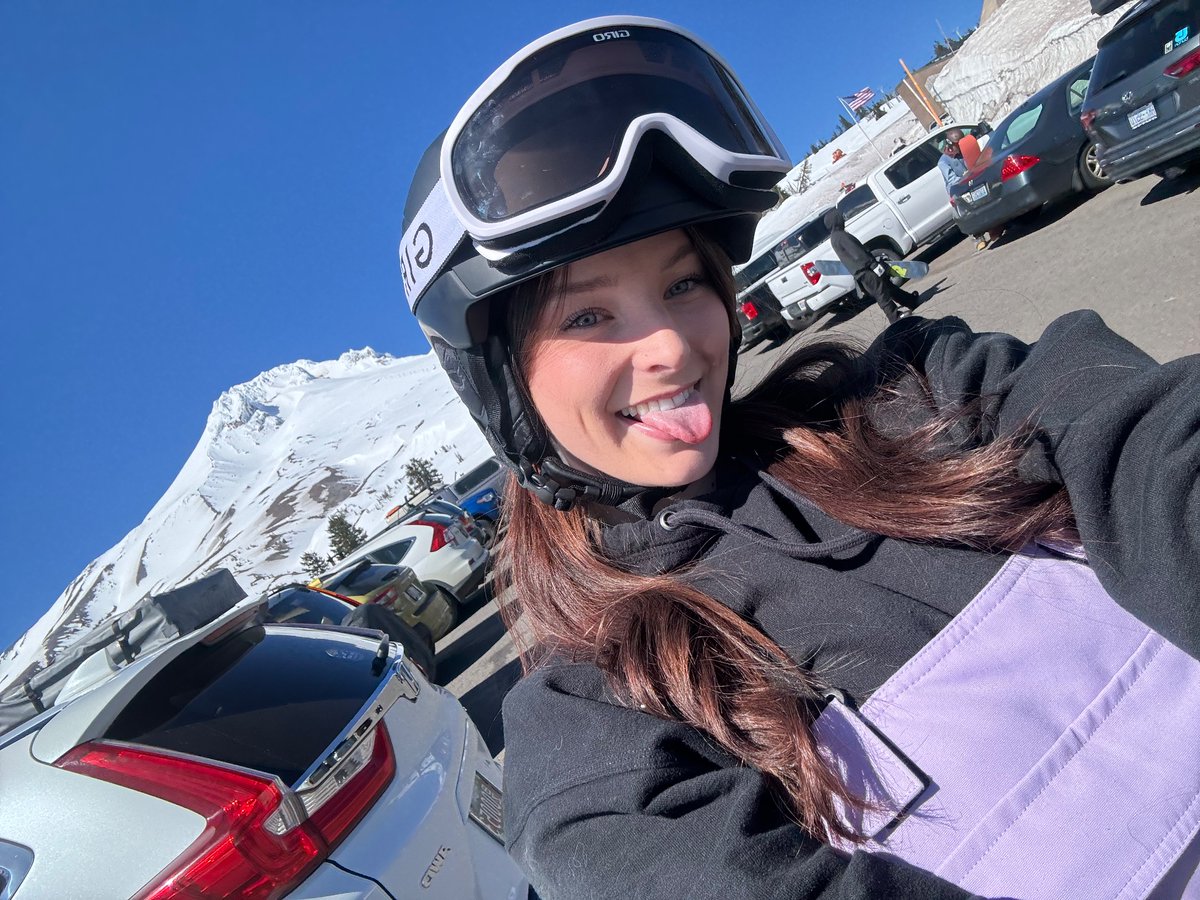 Come skiing w me💙 twitch.tv/thenicolet