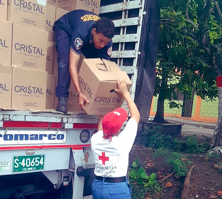 Seguimos entregando @LitrosQueAyudan🚰 ante las emergencias derivadas de los desabastecimientos de agua en 🇨🇴 💙 Hasta Chigorodó en la @CruzRojaAntioq llegaron 3.000 garrafas de agua gracias a nuestra alianza con @postobonoficial. #SomosCruzRoja