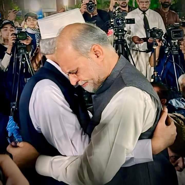 A symbolic picture as ⁦@SirajOfficial⁩ hands over the chairmanship of ⁦@JIPOfficial⁩ to ⁦@NaeemRehmanEngr⁩ . In measly dictatorship dominant political spectrum of our political hierarchy within parties ,JI stands tall with being the most close to be a democracy.