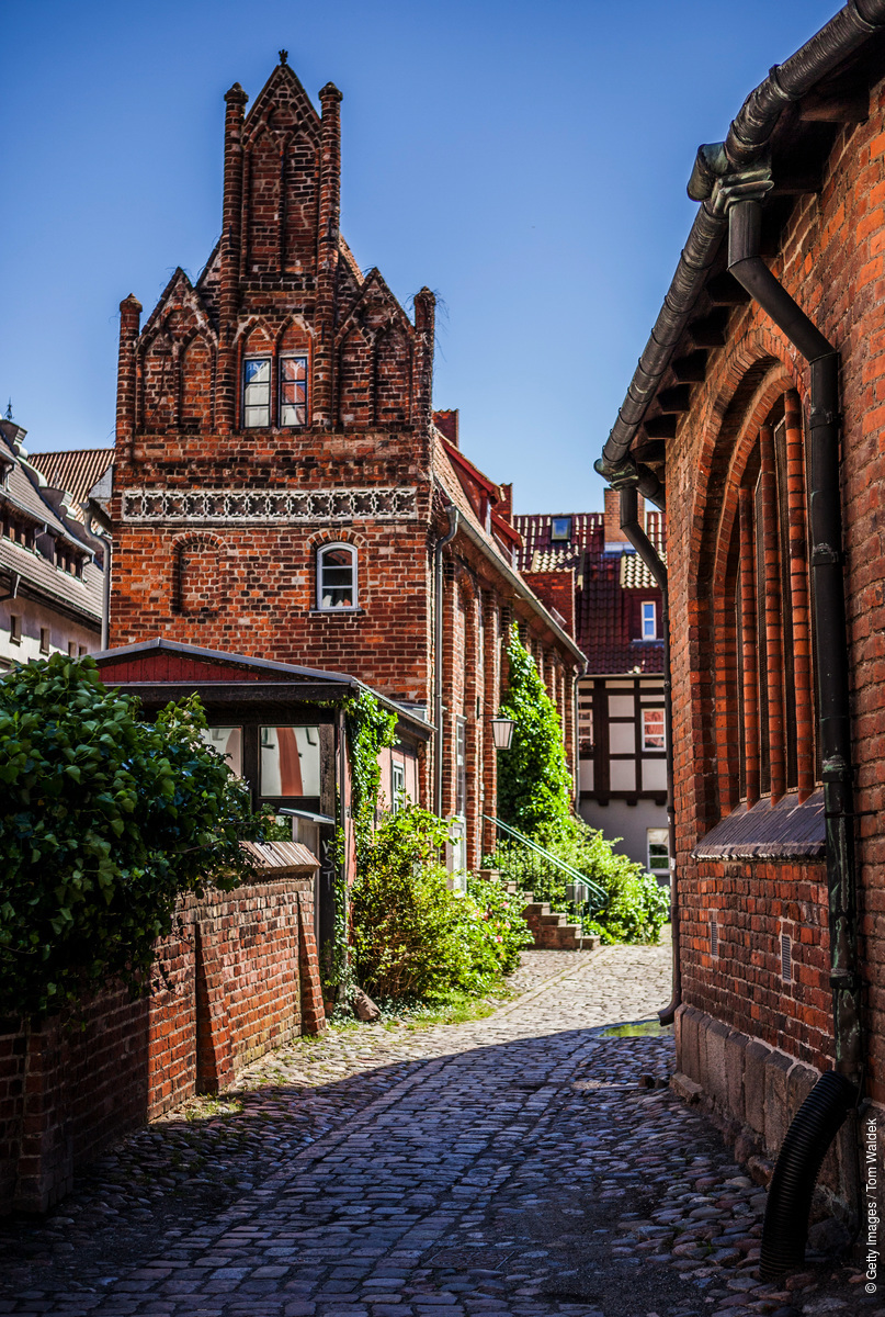 Smalle straatjes, kinderkopjes en baksteengotiek, de Hanzestad Stralsund staat samen met Wismar op de lijst van het Werelderfgoed en is uitstekend te combineren met Hiddensee, Rügen en/of Fischland-Darß-Zingst. 🏖️ #52UnescoWorldHeritageSites