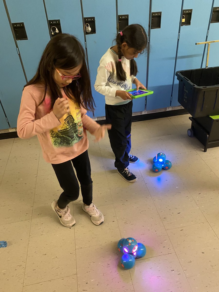 Ms Lobianco working with our Gr 1s from Mrs Vatzolas’s class on coding using our Dot and Dashes! They were so engaged and loved coding the robots to move.