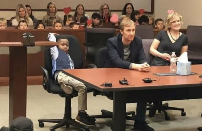 En 2019, un niño de Michigan de 5 años invitó a su clase de jardín de infantes a presenciar su adopción. Toda su clase apareció.