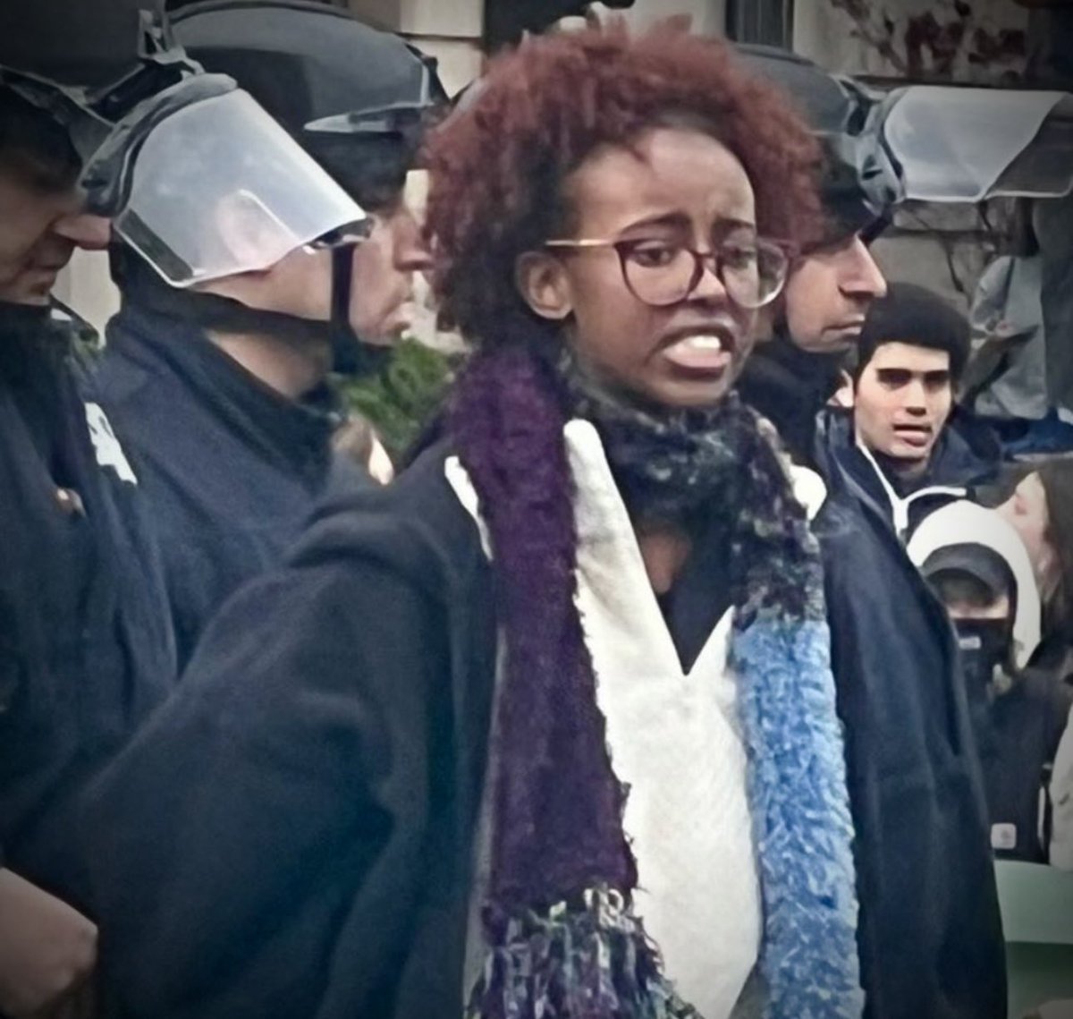 Per sources, Isra Hirsi, the daughter of U.S. Congresswoman Ilhan Omar, was arrested during illegal protests at @Columbia University. Handcuffed photos emerged after she disregarded a police dispersal order. Isra was suspended from Barnard College over her involvement in