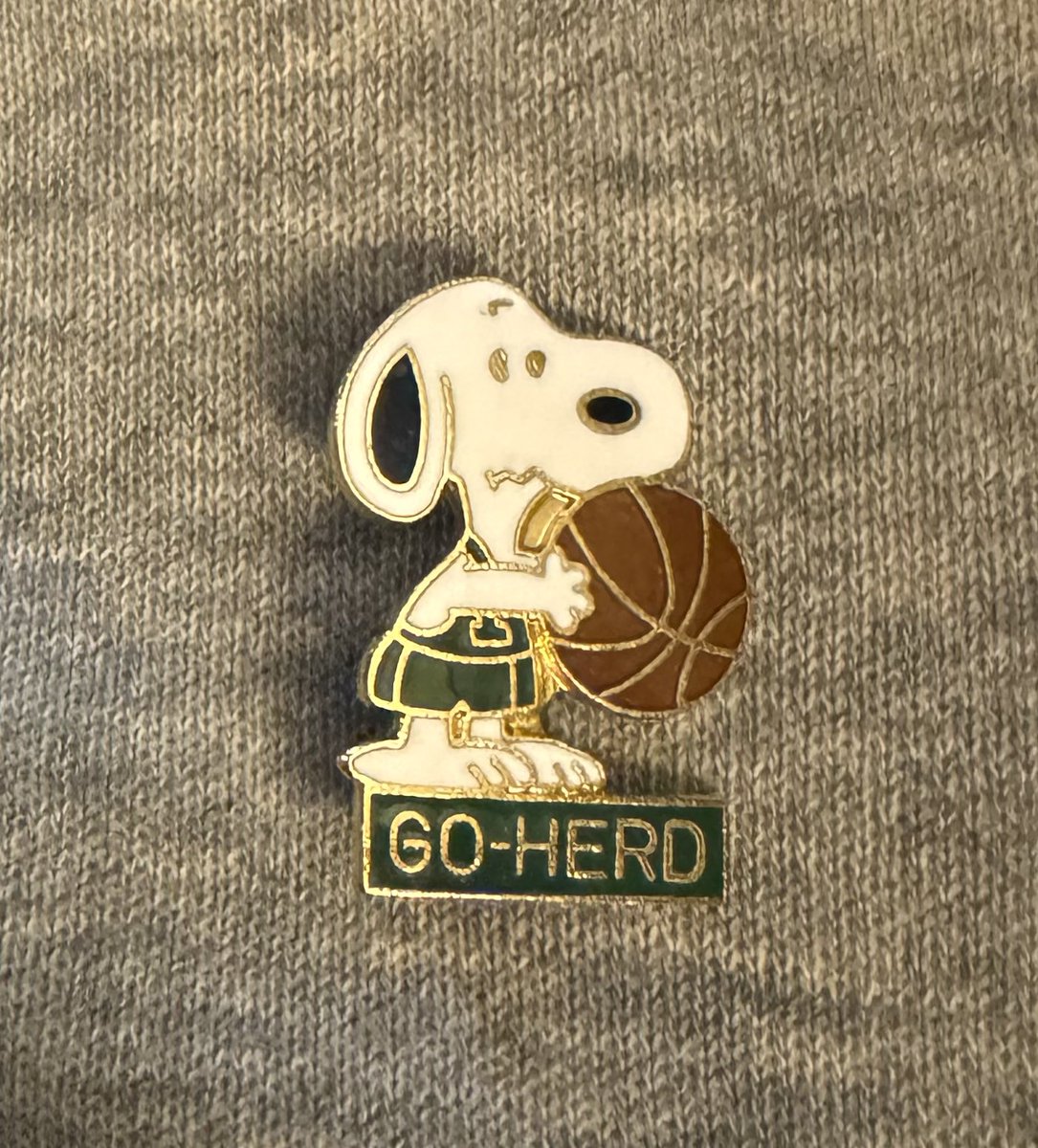 How great is this? Legendary Kentucky high school coach @coachrwoods passed along this Snoopy “Go Herd” lapel pin to me that was gifted to him many years ago by legendary @Herd_MBB head coach Stu Aberdeen!

LOVE IT!!!
#GoHerd