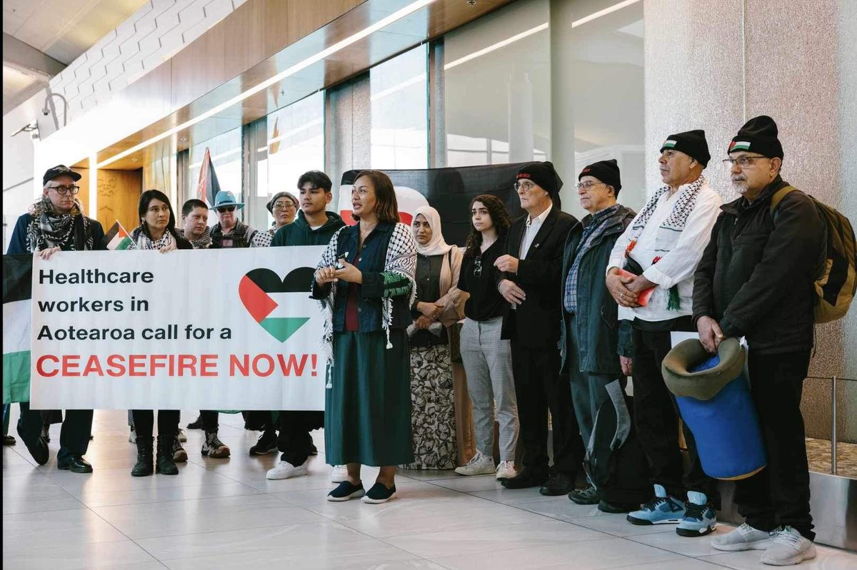3 Kiwi doctors left from Auckland Airport yesterday, bringing aid to #Gaza with #KiaOraGaza’s Freedom Flotilla. Aotearoa Healthcare Workers 4 Palestine cttee members @mikeythenurse & @romelli joined supporters bidding them farewell #NotATarget @golrizghahraman @kvetchings (1/3)