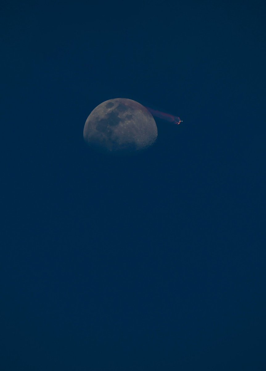 A @SpaceX #Falcon9 went over the moon

- Raw photo from the camera