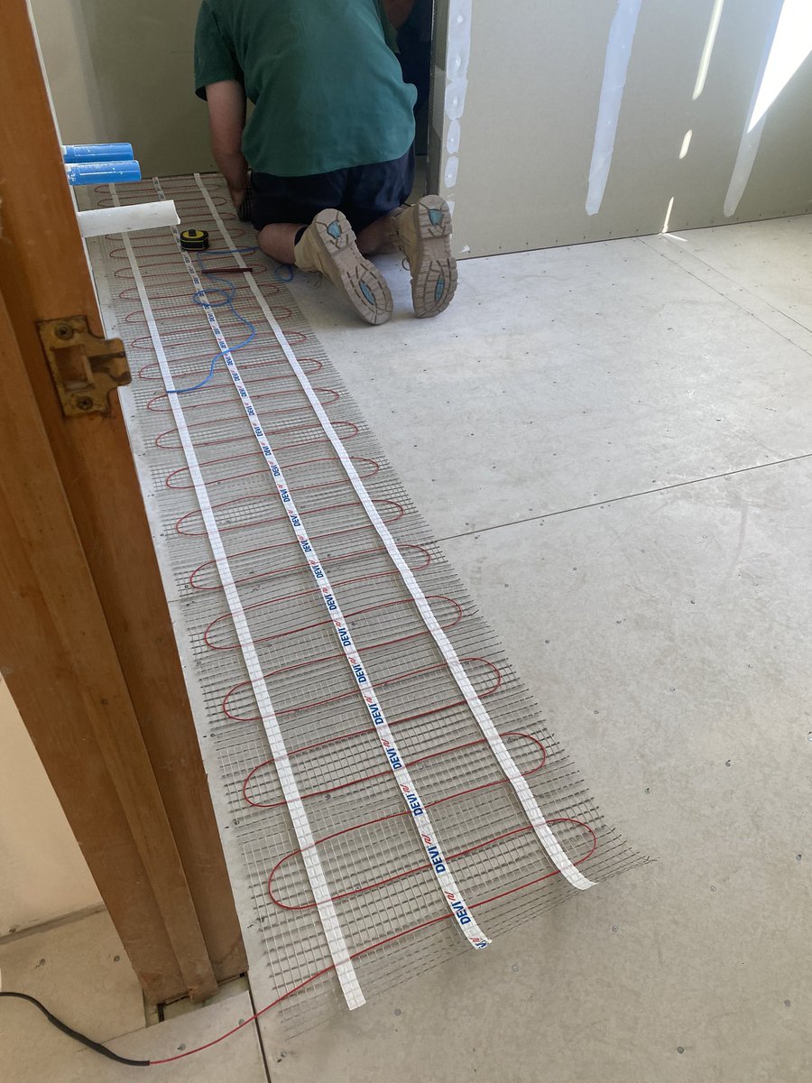 Lesleyattalk's tweet image. It’s underfloor heating and new door day (to new deck) #buildingbackbetter