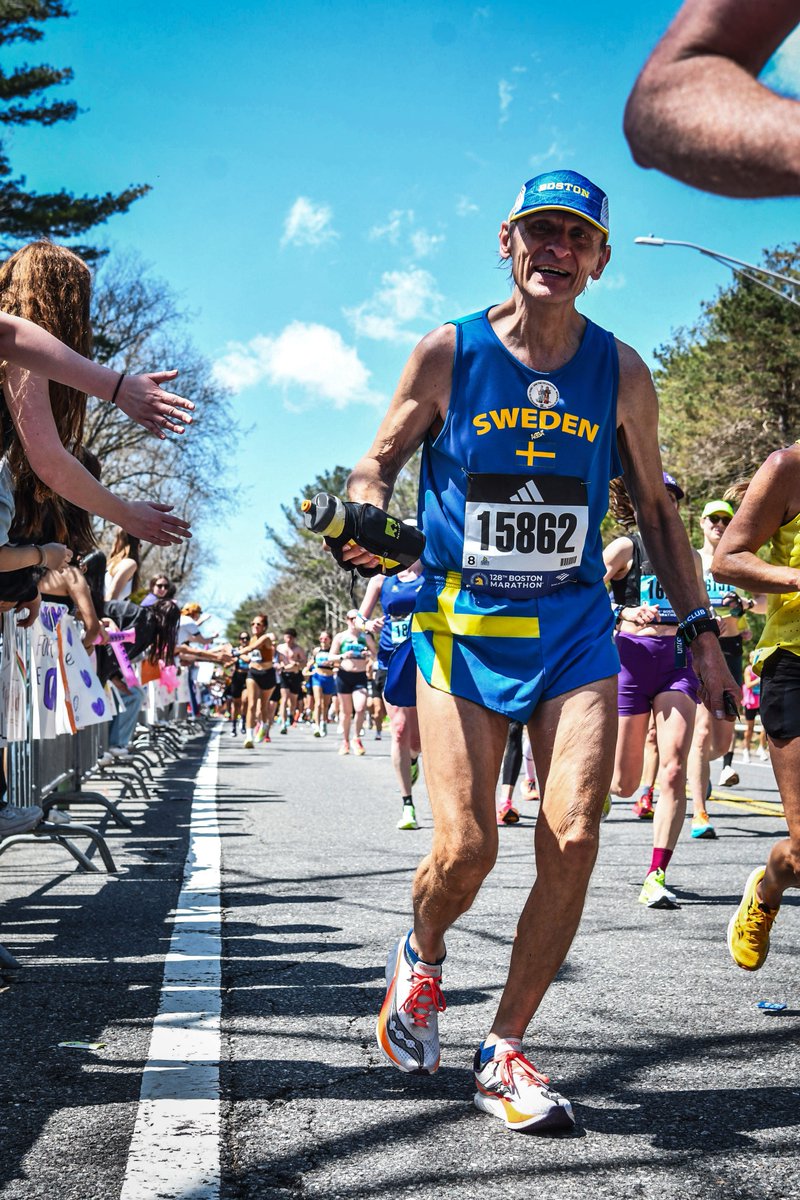 RunningManLNK's tweet image. Working the crowd at the 128th #BostonMarathon!
#BostonTheGreatestSportsTownInTheWorld!