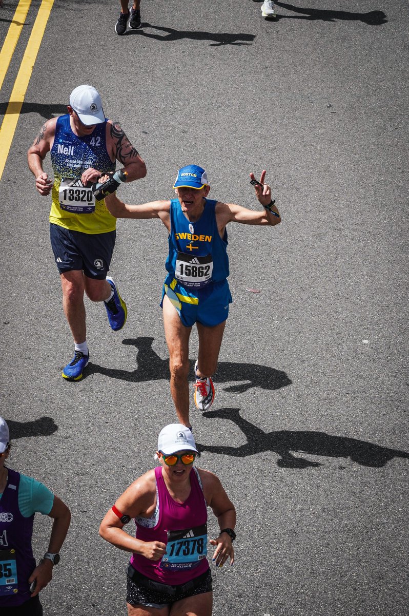 RunningManLNK's tweet image. Working the crowd at the 128th #BostonMarathon!
#BostonTheGreatestSportsTownInTheWorld!