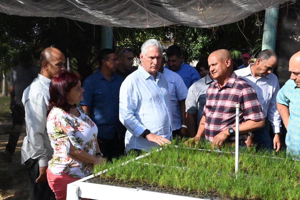 El Primer Secretario del CC PCC, Miguel Díaz-Canel Bermúdez, y el Miembro del Buró Político y Secretario de Organización, Roberto Morales Ojeda, llegaron hasta Sandino, en Pinar del Río y Caimito, en Artemisa. Ver más: pcc.cu/sandino-y-caim…