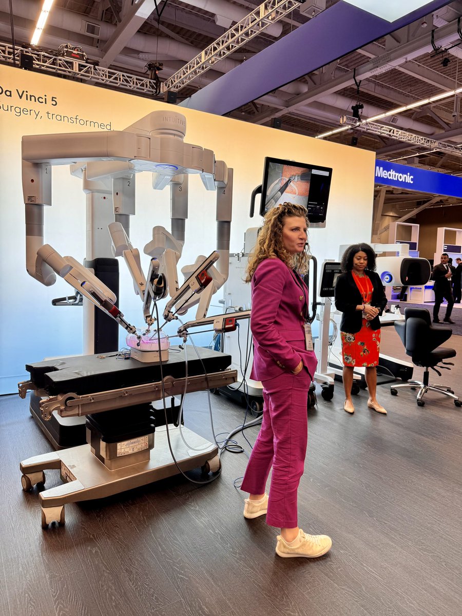 So much fun getting to introduce @SAGES_Updates attendees to @IntuitiveSurg DV5! Come by the booth tomorrow, Friday, to see Surgery Transformed. I’ll be there at 10AM. My good friends @drmoniquehassan and @DamaniTanuja will be there at 12:15PM & 3:30PM! #roboticsurgery