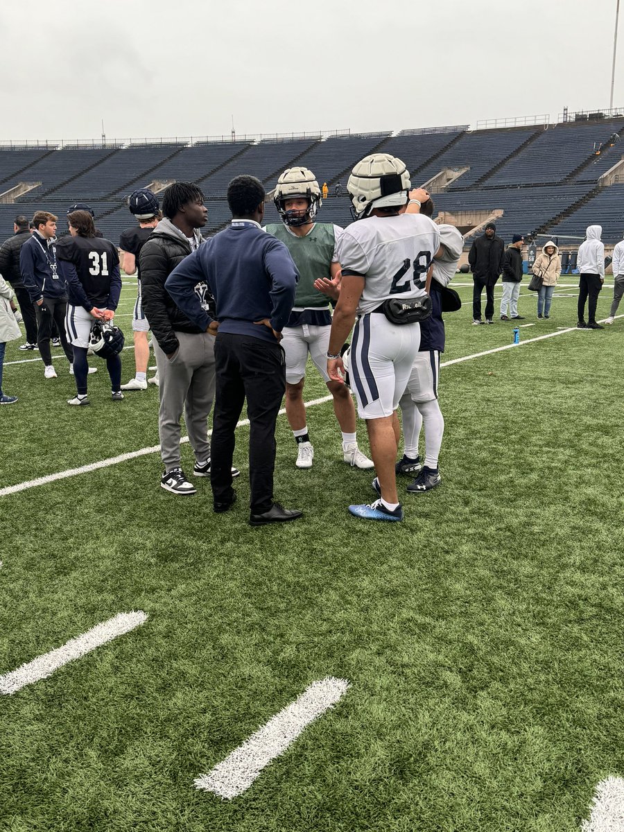 Thank you @CoachRenoYale and @ChrisBergeski for having me at yale today!!! Loved the energy and competitiveness of the team. @CoachOstrowsky @Bigstef72 @AlexKurtzYale @WyoSemFootball