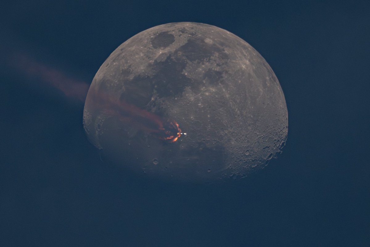 A Falcon 9 rocket transits the Moon just before the main engines cut off! #SpaceX launched at the opening of their window this evening at 6:40pm ET from launch complex 40. 📸 by me for @SpaceflightNow